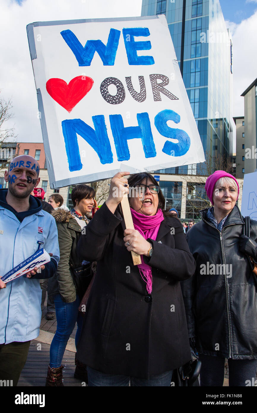 Bristol, UK. 5. März 2016. Hunderte von Demonstranten marschieren in Bristol fordern Schutz für den National Health Service. Die Demonstranten sagen, sie wollen einen öffentlich besessene, fundierte und gut besetzt Gesundheitsdienst.   Die lebhaften Protest wurde von einer Samba-Band geführt. Bristol, UK 5. März 2016. Bildnachweis: Redorbital Fotografie/Alamy Live-Nachrichten Stockfoto