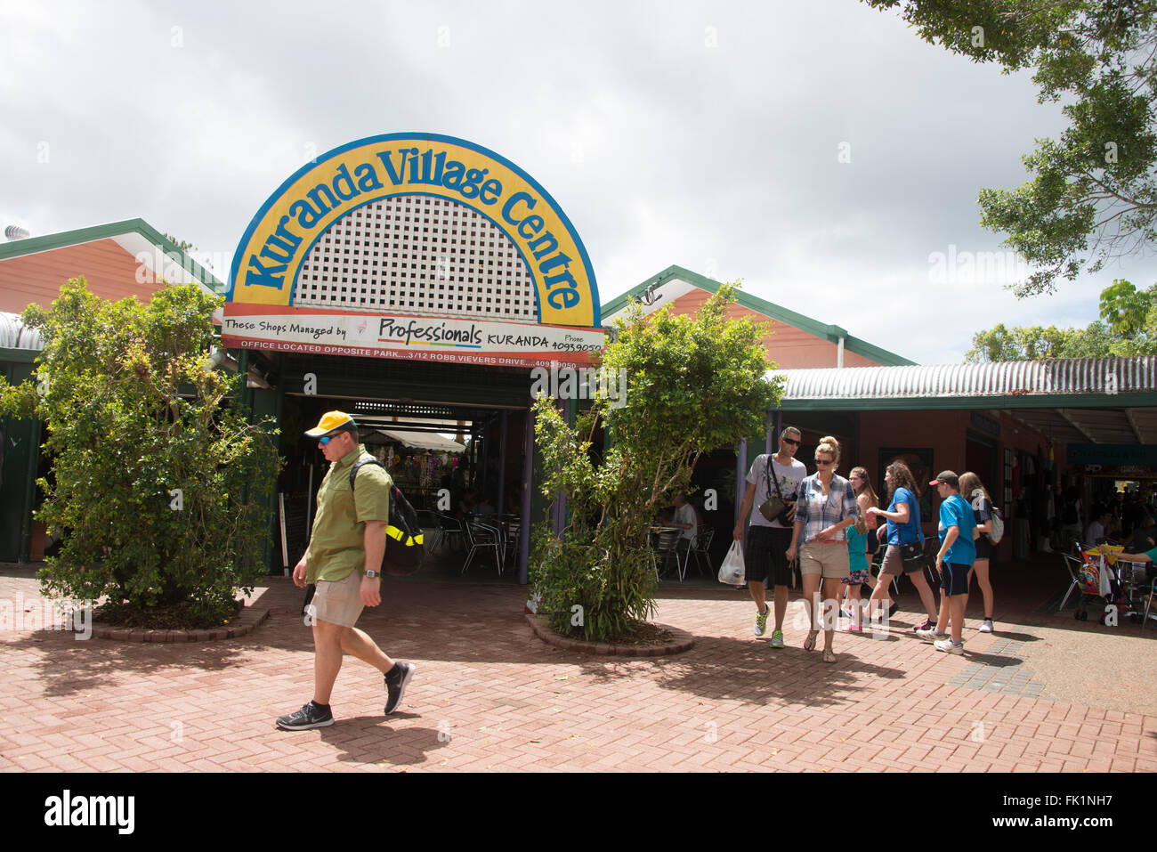 Das Kuranda Village Center ist ein verdeckter Markt auf den Cairns Tablelands. Das Dorf ist von Regenwald umgeben und in der Nähe Stockfoto