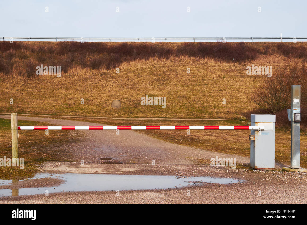 Geschlossene Straße Barriere Verkehrsfluss aus einem abgelegenen Feldweg Stockfoto