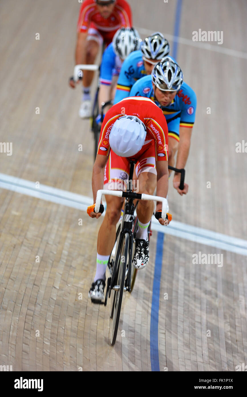 London, UK. 5. März 2016. Aufwärmen vor der 10. Sitzung bei den UCI 2016 Track Cycling World Championships, Lee Valley Velo Park Fahrer. Bildnachweis: Michael Preston/Alamy Live-Nachrichten Stockfoto