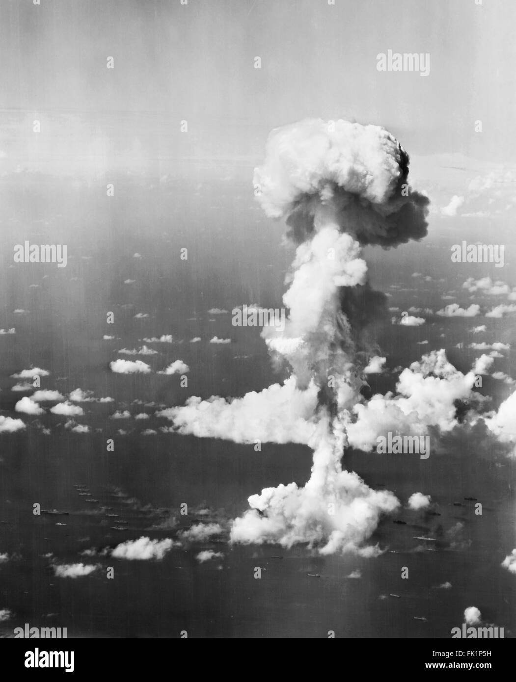 Nukleare Explosion. Schiffe unter dem Atompilz von Operation Crossroads Atomwaffen testen am Bikini-Atoll, Marshall-Inseln, Pazifik im Juli 1946. Stockfoto