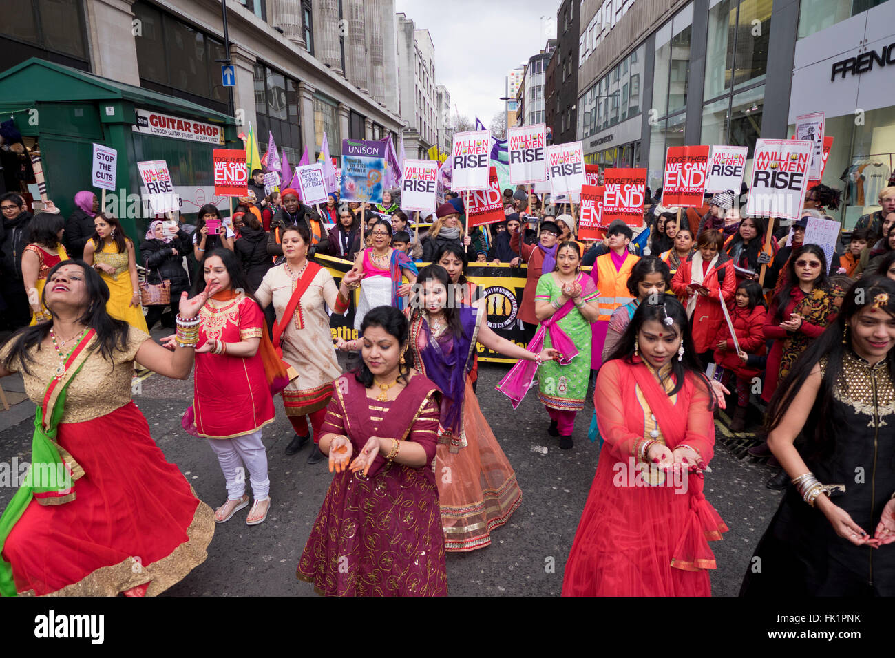 1 Million Frauen steigen!  Gemeinsam können wir männlichen Gewalt beenden! Ein Protest und internationalen März und Rallye von Frauen und Mädchen gegen Stockfoto