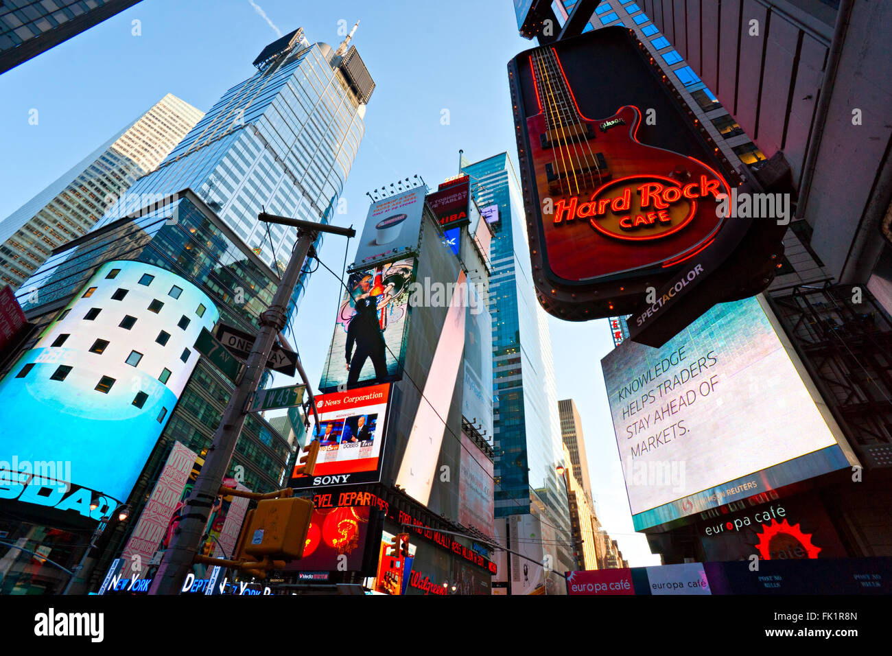 NEW YORK CITY-25 März: Times Square, gekennzeichnet mit Theatern am Broadway und animierte LED Schilder, ist ein Symbol von New York City und Stockfoto