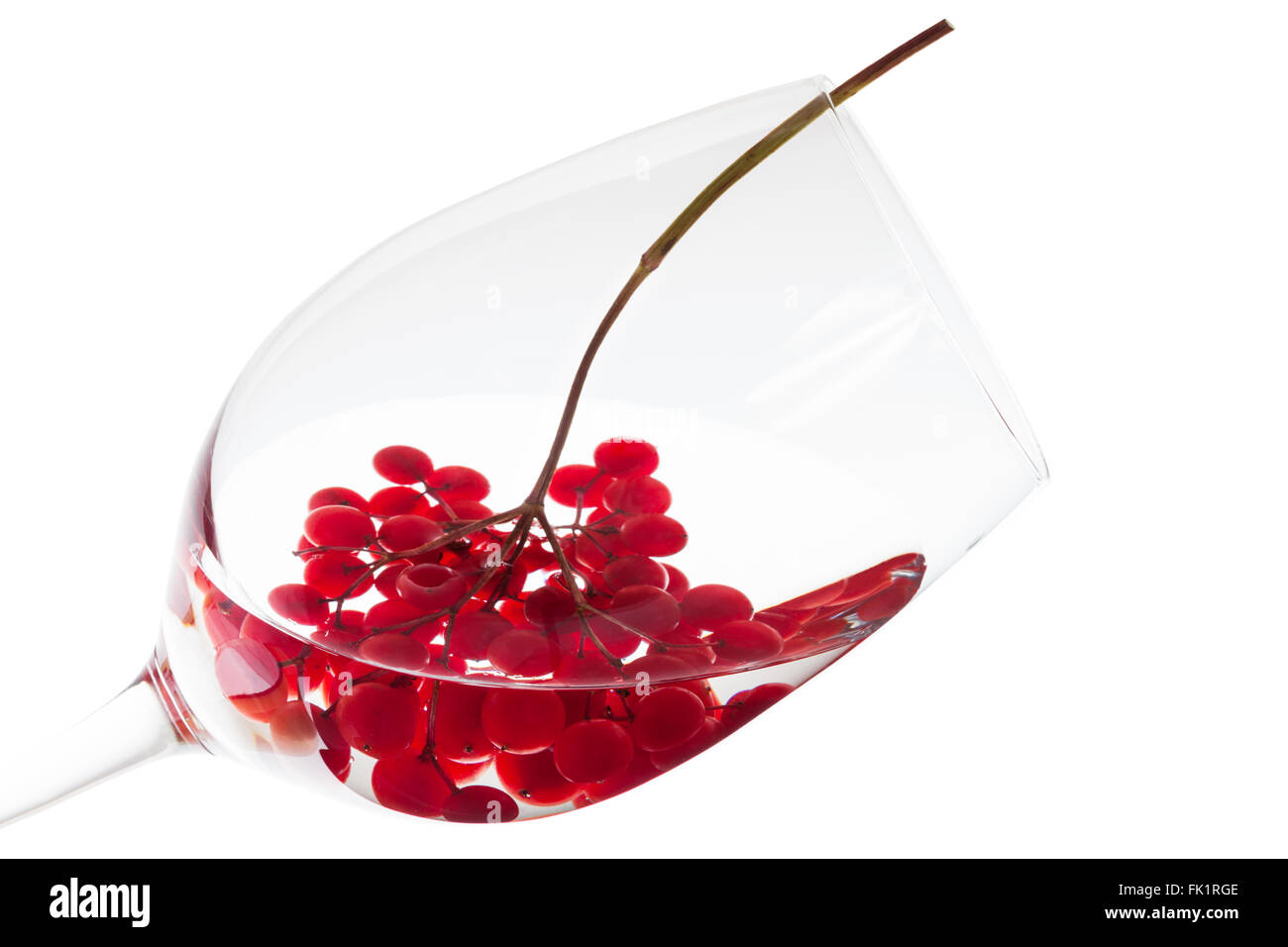 frische Beeren im Wasser auf einem weißen Hintergrund Stockfoto