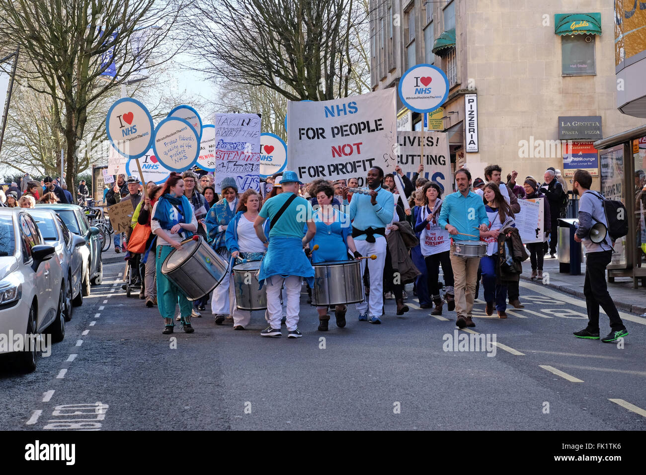 Demonstranten gegen die geplanten Änderungen des National Health Service marschieren durch die Straßen von Bristol, England. Stockfoto