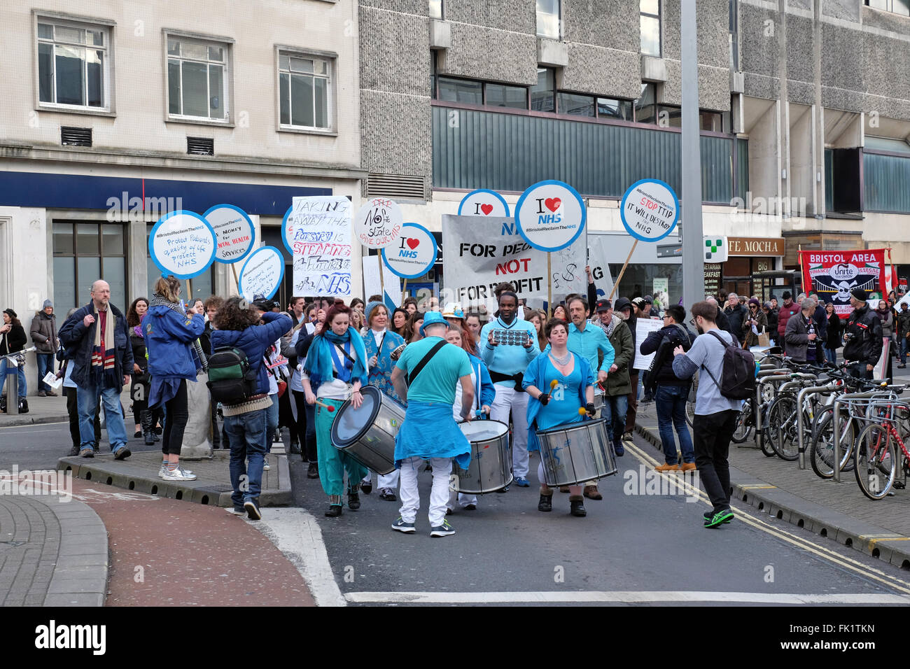 Demonstranten gegen die geplanten Änderungen des National Health Service marschieren durch die Straßen von Bristol, England. Stockfoto