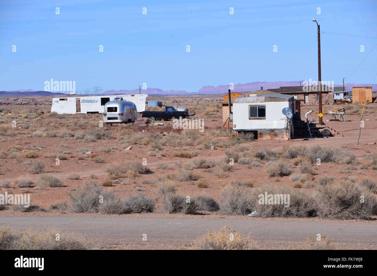 Navajo Reservierung Arizona indische Gehäuse Wüste Hütten Auto Buschland Armut Indianer Stockfoto