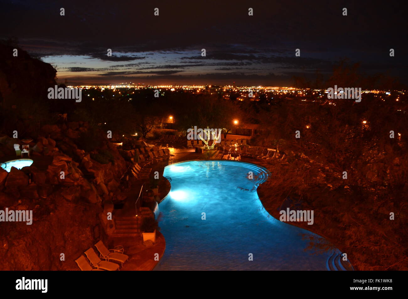 Phoenix-Sonnenuntergang von Phoenix Marriott Tempe bei The Buttes mit pool Stockfoto