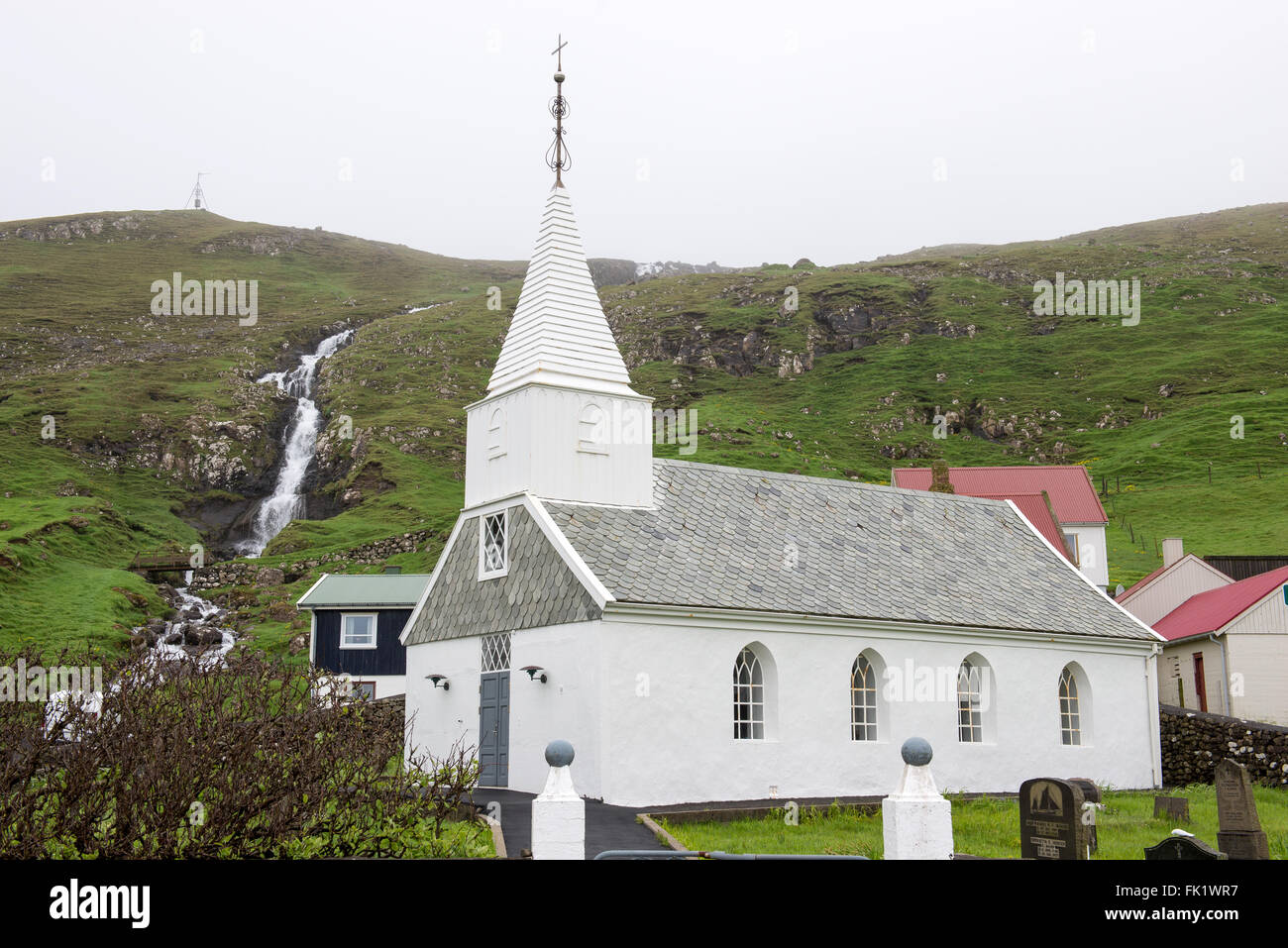 Weiße Kirche in Famjin auf den Färöer Inseln Stockfoto