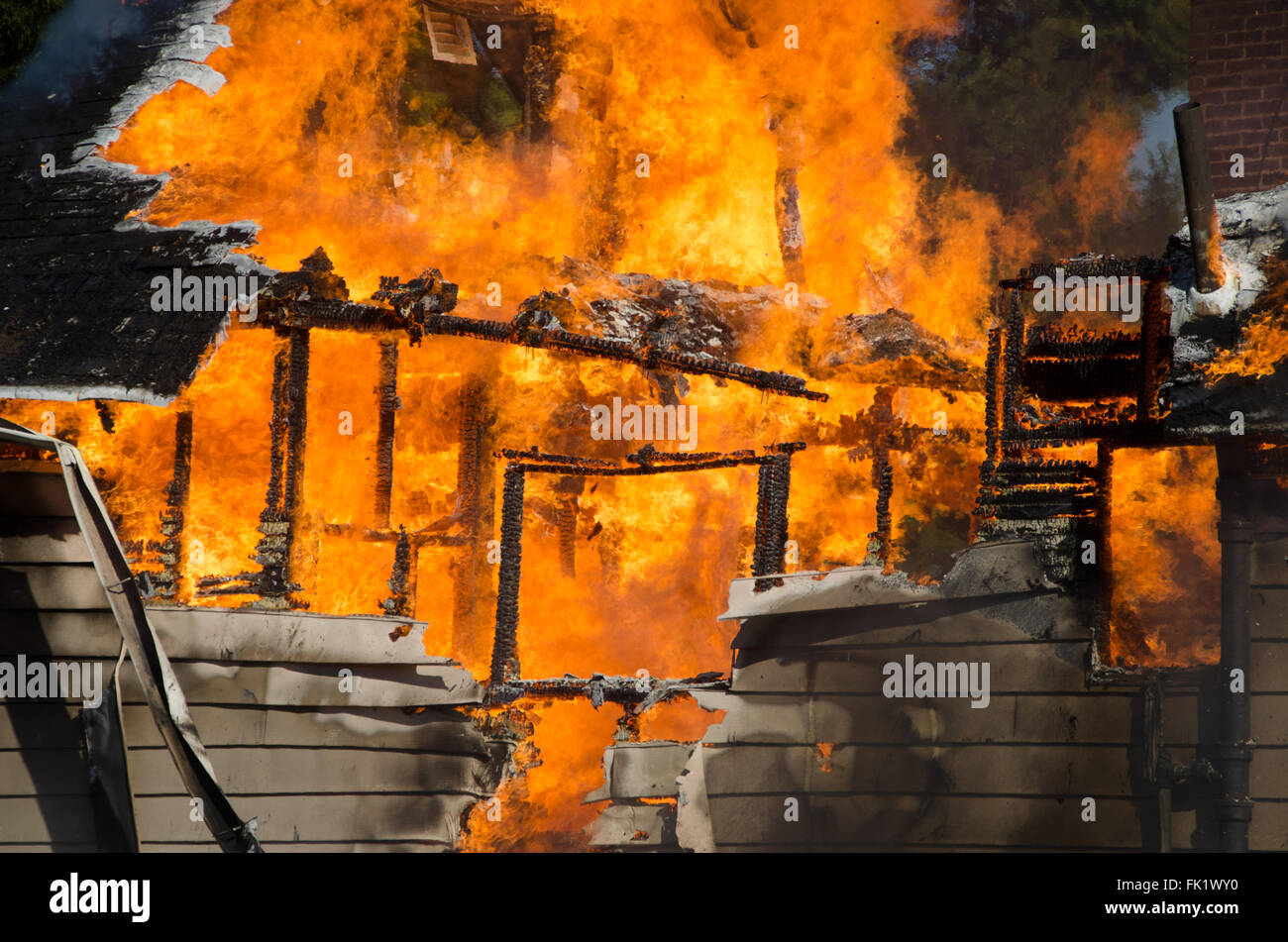Ein Haus wird durch Flammen in einem lodernden Feuer verbraucht. Stockfoto