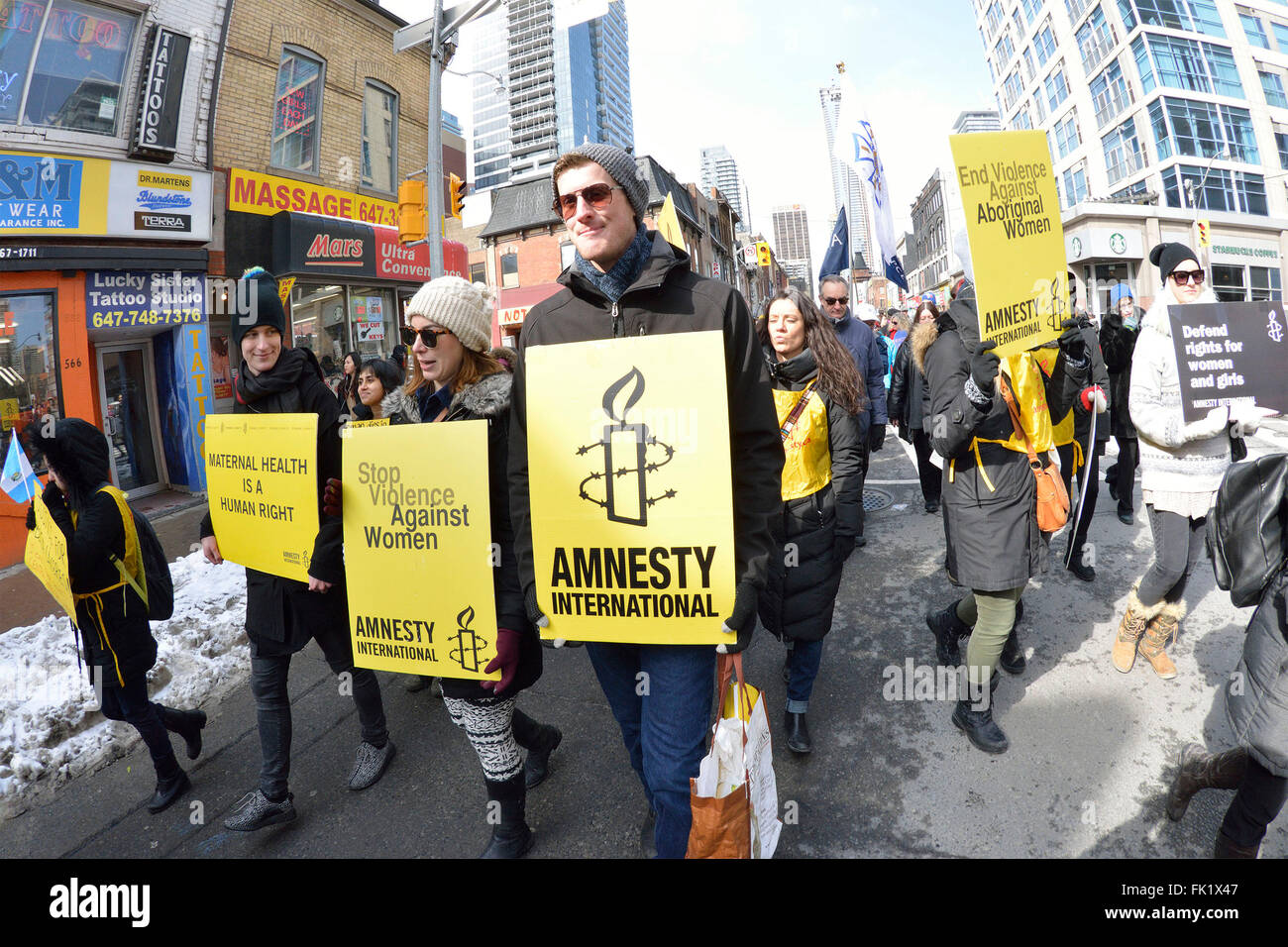 Toronto, Kanada. 5. März 2016. Internationaler Frauentag Tag Toronto 2016 März statt in der Innenstadt von Toronto. Im Bild eine Gruppe von Amnesty International im März teilzunehmen. Bildnachweis: EXImages/Alamy Live-Nachrichten Stockfoto
