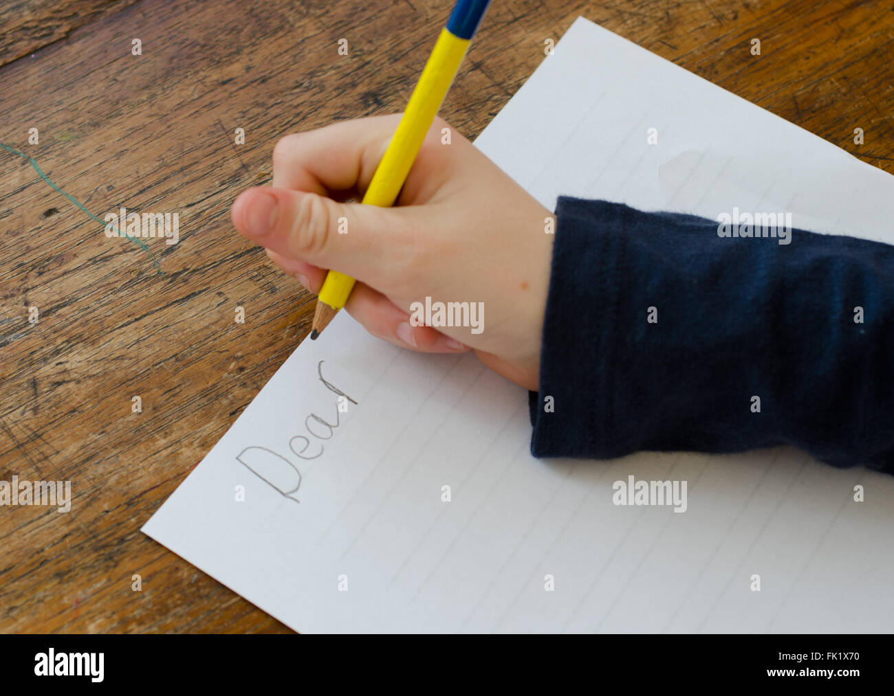 Kind einen Brief zu schreiben Stockfoto