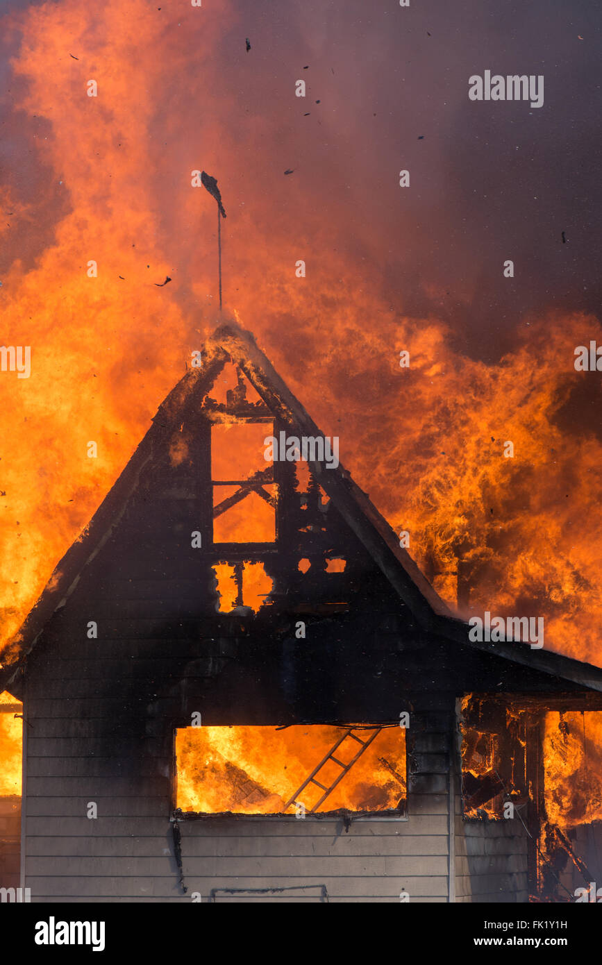 Ein Haus wird durch Flammen in einem lodernden Feuer verbraucht. Stockfoto