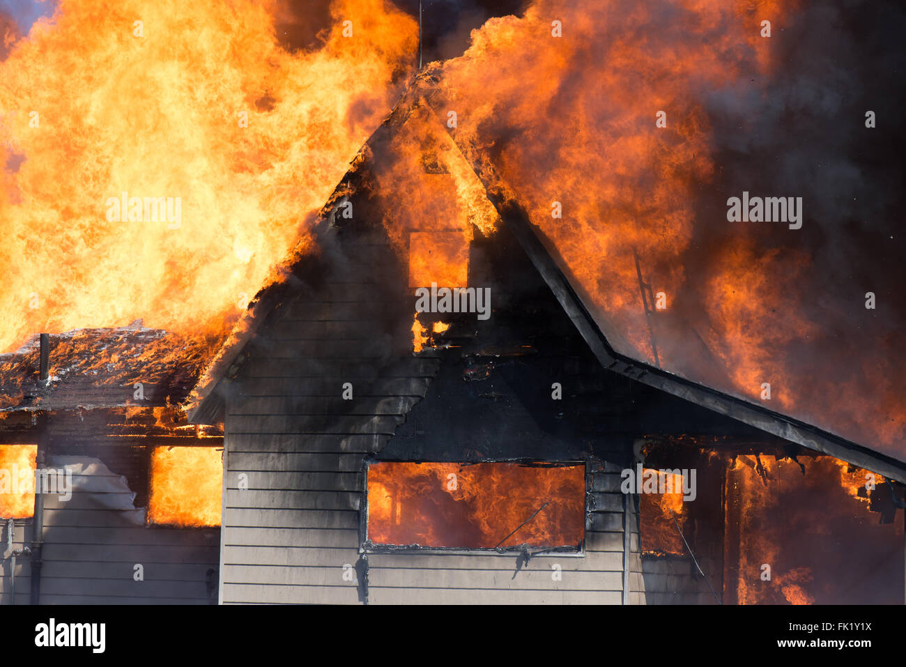 Ein Haus wird durch Flammen in einem lodernden Feuer verbraucht. Stockfoto