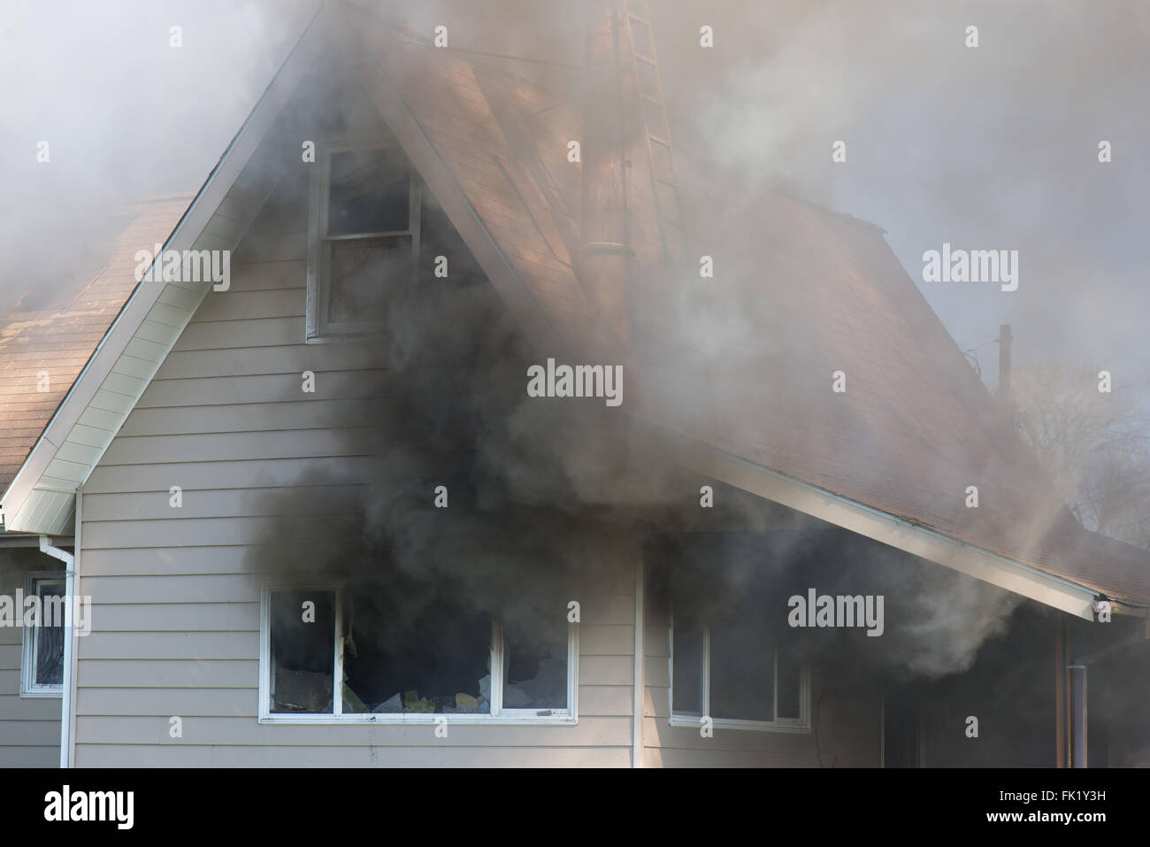 Dicker Rauch verschlingt ein Zuhause, Vorahnung die flammende Zerstörung zu kommen. Stockfoto