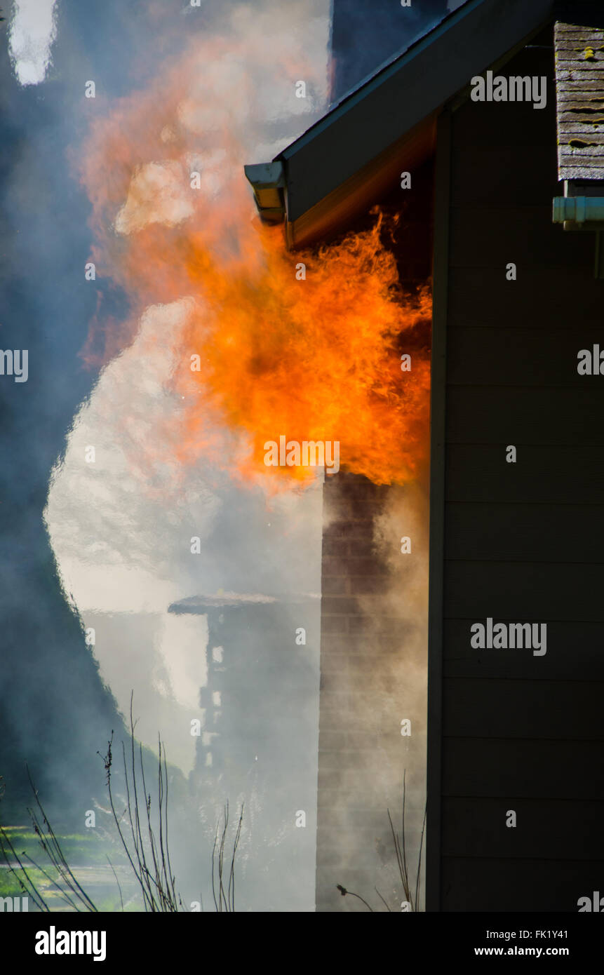 Leckt der Flamme aus dem Fenster eines Hauses, umgeben von dicken schwarzen Rauch platzen Stockfoto