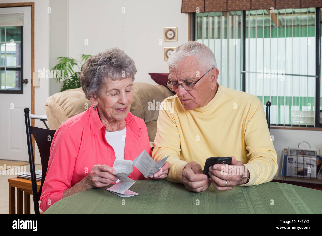 Ein älteres Ehepaar versuchen, herauszufinden, wie ihr neue Handy zu verwenden. Stockfoto