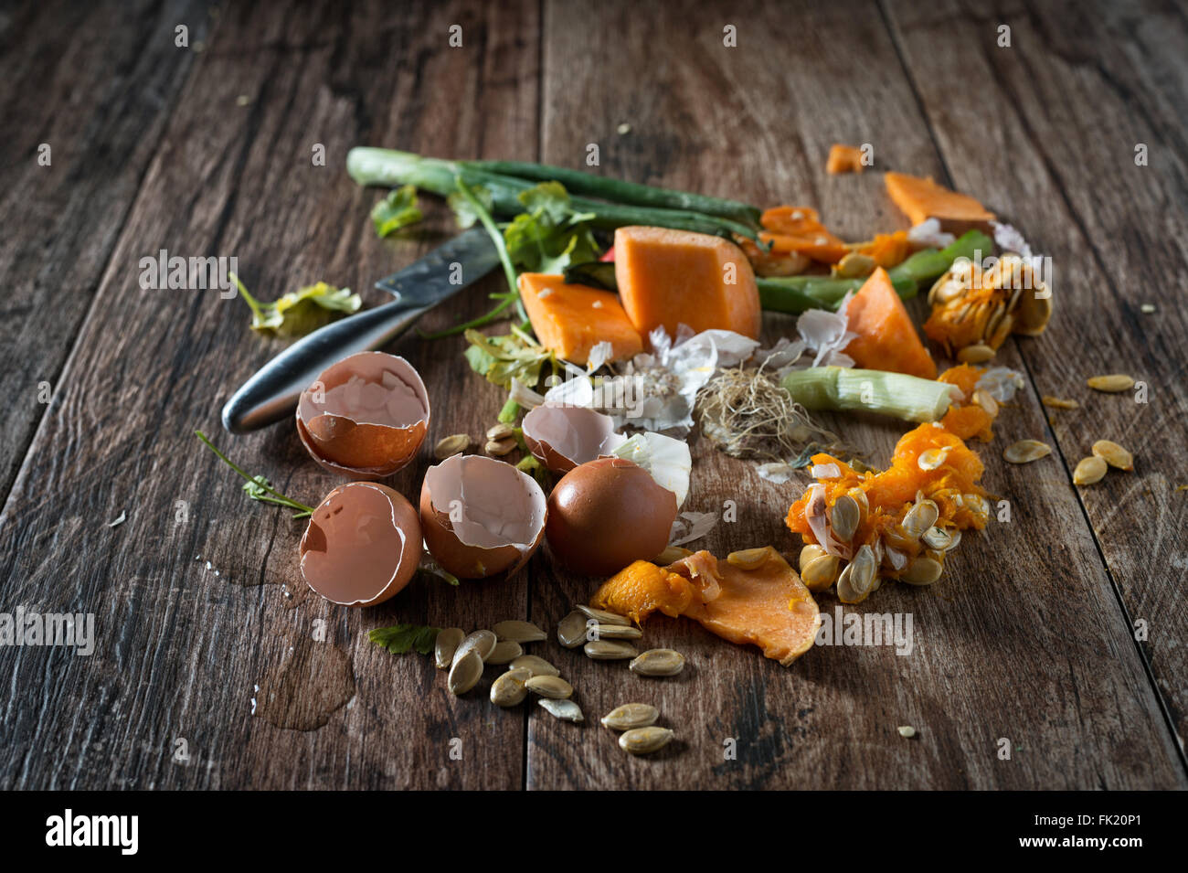 Organische Reste, Abfälle aus Gemüse bereit für recycling und Kompost. Sammeln Essensreste für die Kompostierung. Stockfoto