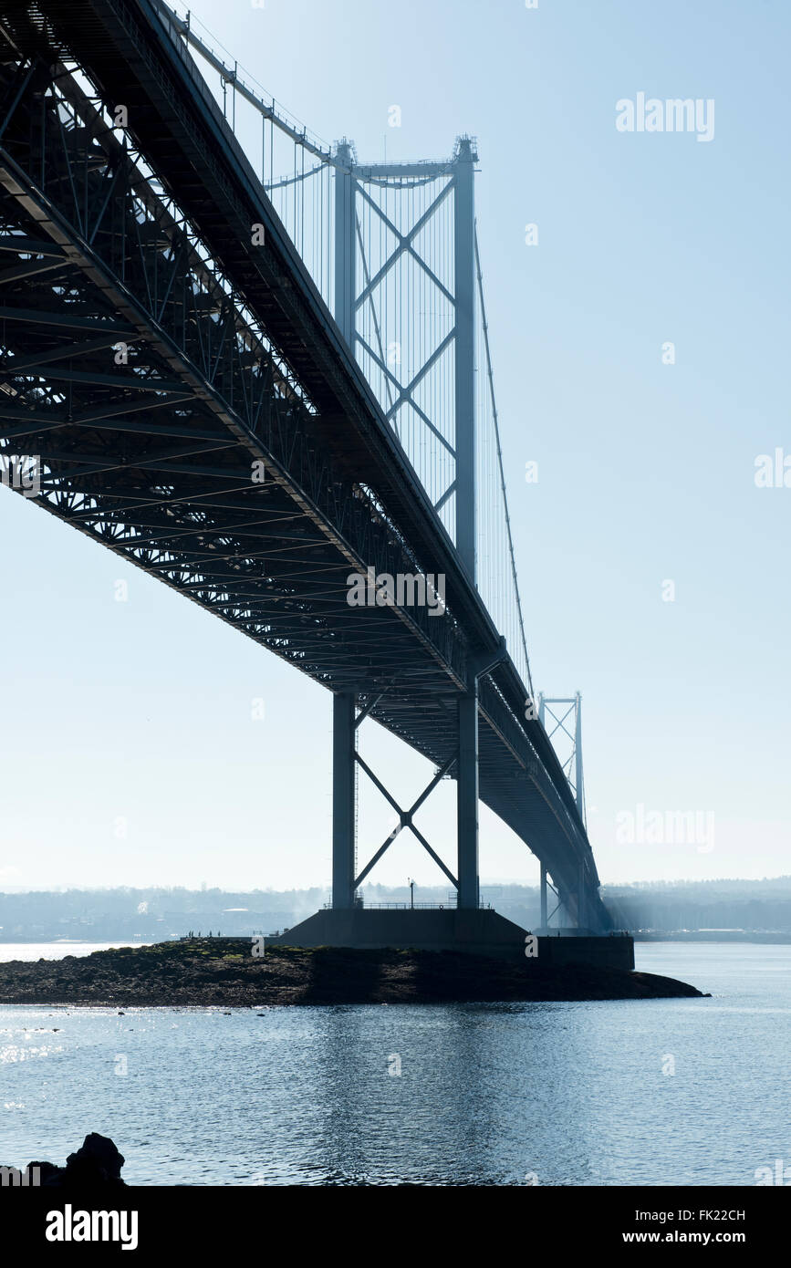 Blick auf die Forth Road Bridge. Blick nach Süden über die Firth-of-Forth von North Queensferry, Fife, Schottland Stockfoto