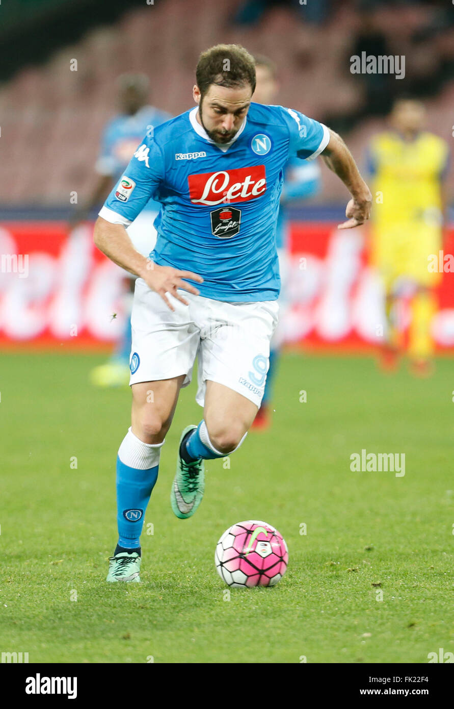 Neapel, Italien. 5. März 2016. Gonzalo Higuain in der italienischen Serie ein Fußballspiel zwischen SSC Napoli und Chievo Verona im Stadion San Paolo in Neapel Italien, März 05, 2016 Napoli gewann 3: 1 Credit: Agnfoto/Alamy Live-Nachrichten Stockfoto