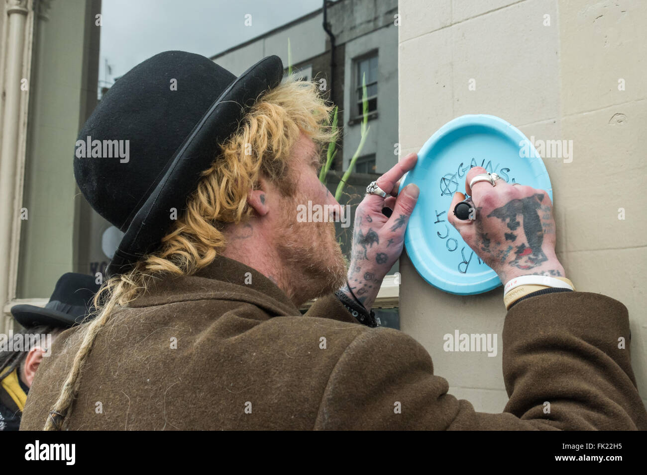 London, UK. 5. März 2016. Klassenkampf machen eine gut publizierte "Historic - Riotous - Spaß" und friedliche Kneipentour in Notting Hill unter der Leitung von Rita der Rabe. "Blaue Plaketten" machten sie für die Warwick Castle, wo Ian Bone Joe Strummer Tour für Rock gegen Rassismus und andere, einige jetzt enorm gentrified geblieben. Polizei verfolgt die Gruppe, und einige der Orte auf der Route für den Tag geschlossen, und Notting Hill Foxtons war voll mit Brettern vernagelt. Peter Marshall/Alamy Live-Nachrichten Stockfoto