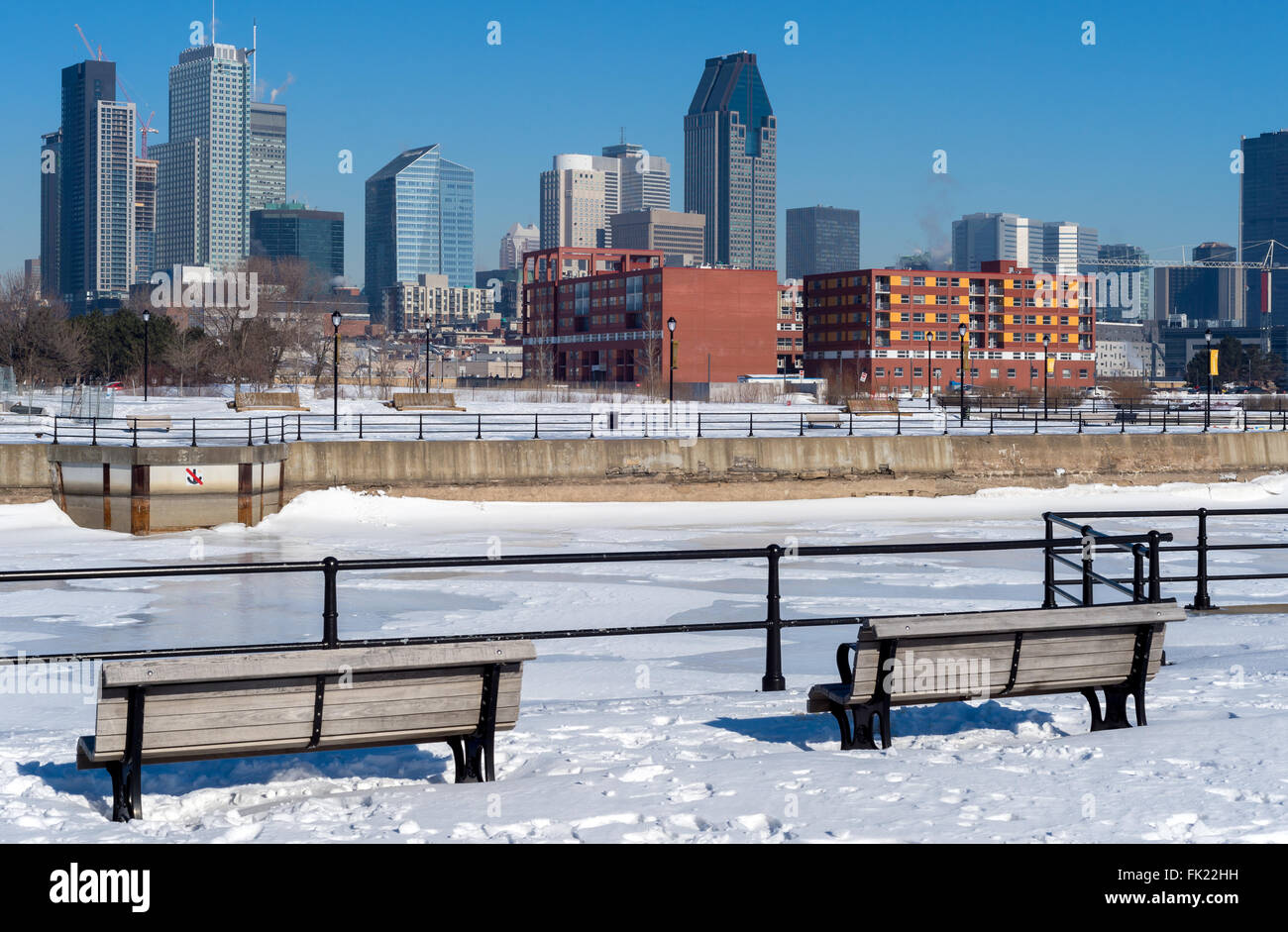 Skyline von Montreal im Winter 2016 von Lachine Canal. Stockfoto