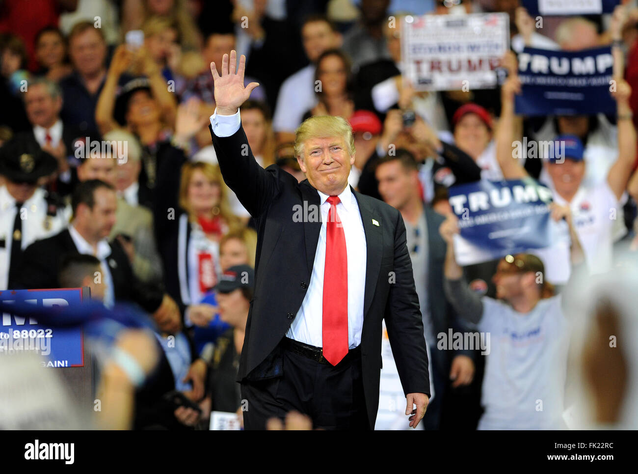Orlando, Florida, USA. 5. März 2016. Republikanische Präsidenten Spitzenreiter Donald Trump winkt der Menschenmenge während einer Kundgebung der Kampagne in der KSE-Arena auf dem Campus der University of Central Florida in Orlando, FL am 5. März 2016. Bildnachweis: Paul Hennessy/Alamy Live-Nachrichten Stockfoto