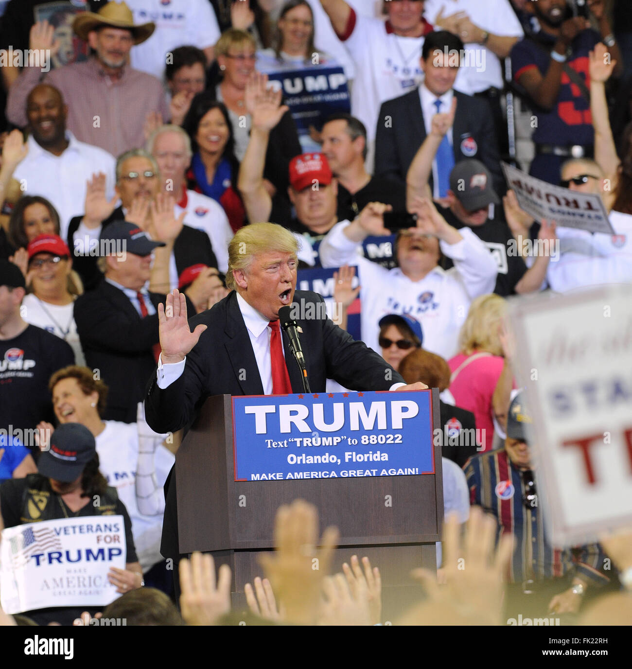Orlando, Florida, USA. 5. März 2016. Republikanische Präsidenten Spitzenreiter Donald Trump spricht während einer Kundgebung der Kampagne in der KSE-Arena auf dem Campus der University of Central Florida in Orlando, FL am 5. März 2016. Bildnachweis: Paul Hennessy/Alamy Live-Nachrichten Stockfoto