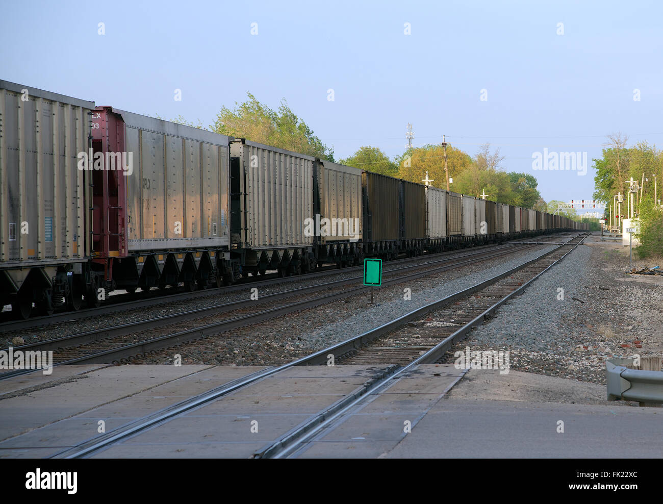 Emporia, Kansas, USA, 4. Mai 2014 Burlington Northern Santa Fe reisen obwohl Emporia trainieren heute eines Appox. 80 pro Tag, die ihren Weg durch die Stadt jeden Tag machen.  Dies ist ein 100 plus Kohle Hooper Zug Richtung Westen zu den Kohleminen in Wyoming. Die BNSF Railway ist die zweitgrößte Fracht Eisenbahnnetz in Nordamerika, zweiter nach der Union Pacific Railroad (der Hauptkonkurrent für den Westen der USA Güterverkehr) und ist eine von sieben nordamerikanischen Klasse ich Eisenbahn.  Bildnachweis: Mark Reinstein Stockfoto