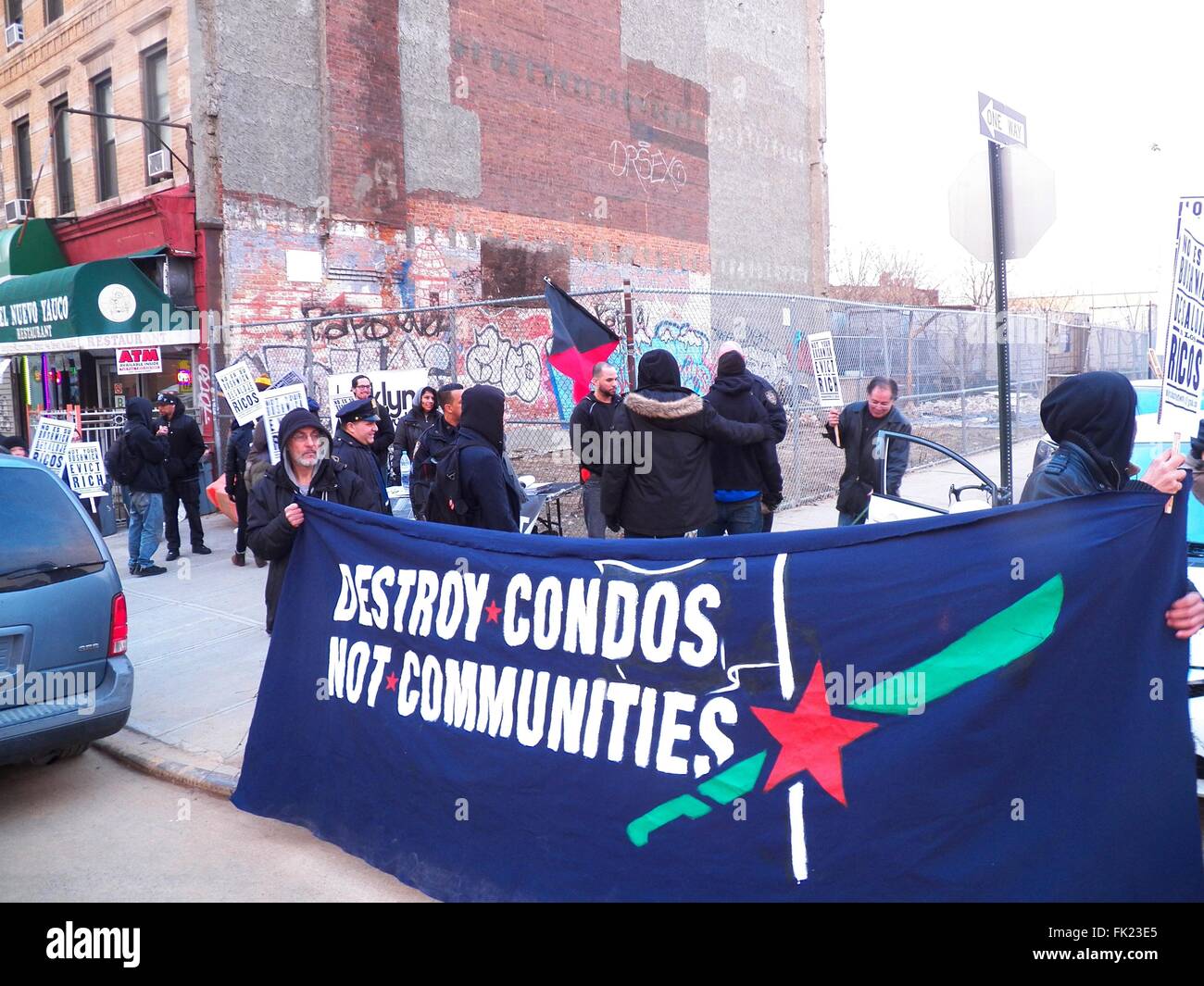 New York, USA. 6. März 2016. Brooklyn Solidarity Network hatte sich heute zu Ende, die die Gewalt, die die Gentrifizierung zu verarbeiten hat Reaked auf die gesamte Stadt New York, im letzten Jahrzehnt, mit Anwohnern und Community-Mitglieder aus der Umgebung der Website der neuen 10er Block, 1000 Einheit einige Entwicklungen in der ehemaligen Brauerei Rheingold hinauf, gewohnt haben es als Äquivalent zu einem nuklearen Gentryfing bombardieren gehen aus in Bushwick. Bildnachweis: Mark Apollo/Alamy Live-Nachrichten Stockfoto