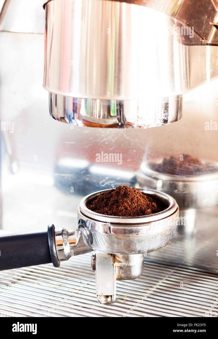 Kaffee mahlen in Gruppe mit Kaffeemaschine mit Vintage-Stil, Fotoarchiv Stockfoto