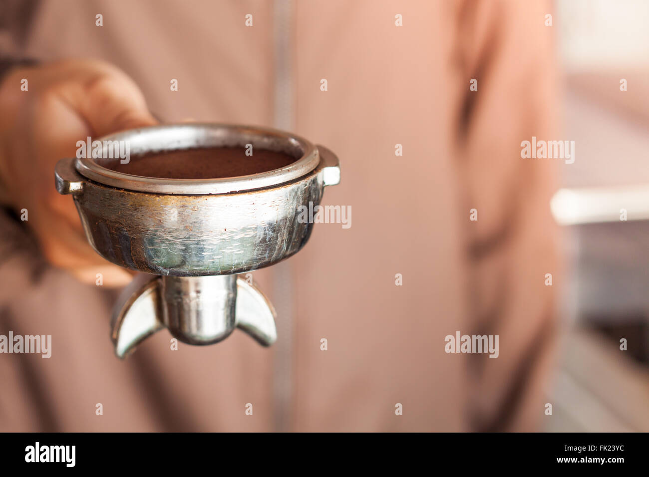 Zarte Frauenhand mit Kaffee zu mahlen in Gruppe mit Vintage-Stil, Fotoarchiv Stockfoto