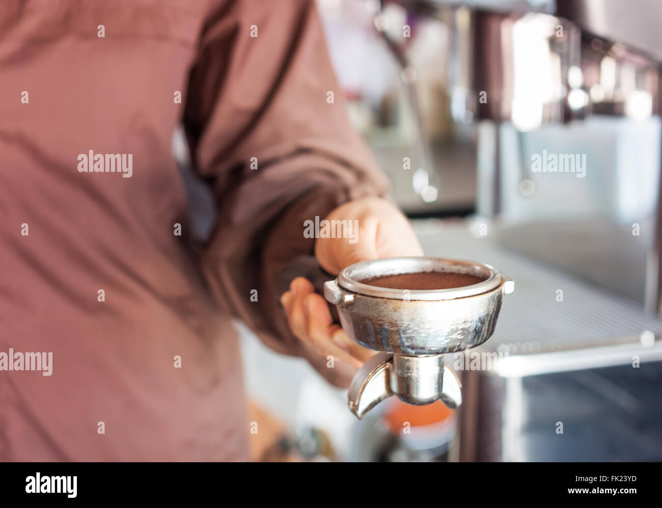 Zarte Frauenhand mit Kaffee zu mahlen in Gruppe mit Vintage-Stil, Fotoarchiv Stockfoto
