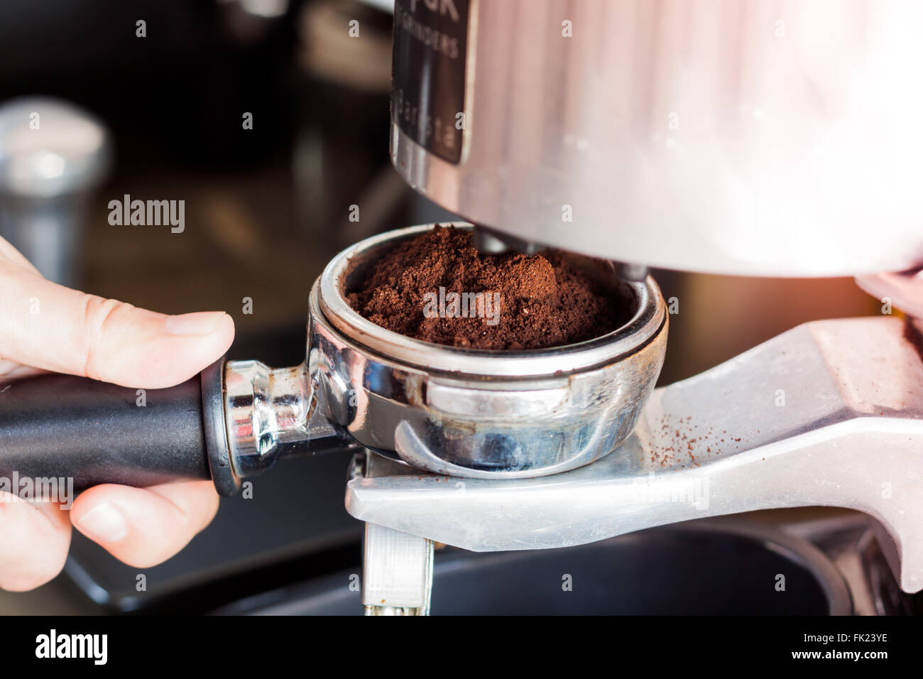 Zarte Frauenhand mit Kaffee zu mahlen in Gruppe mit Vintage-Stil, Fotoarchiv Stockfoto