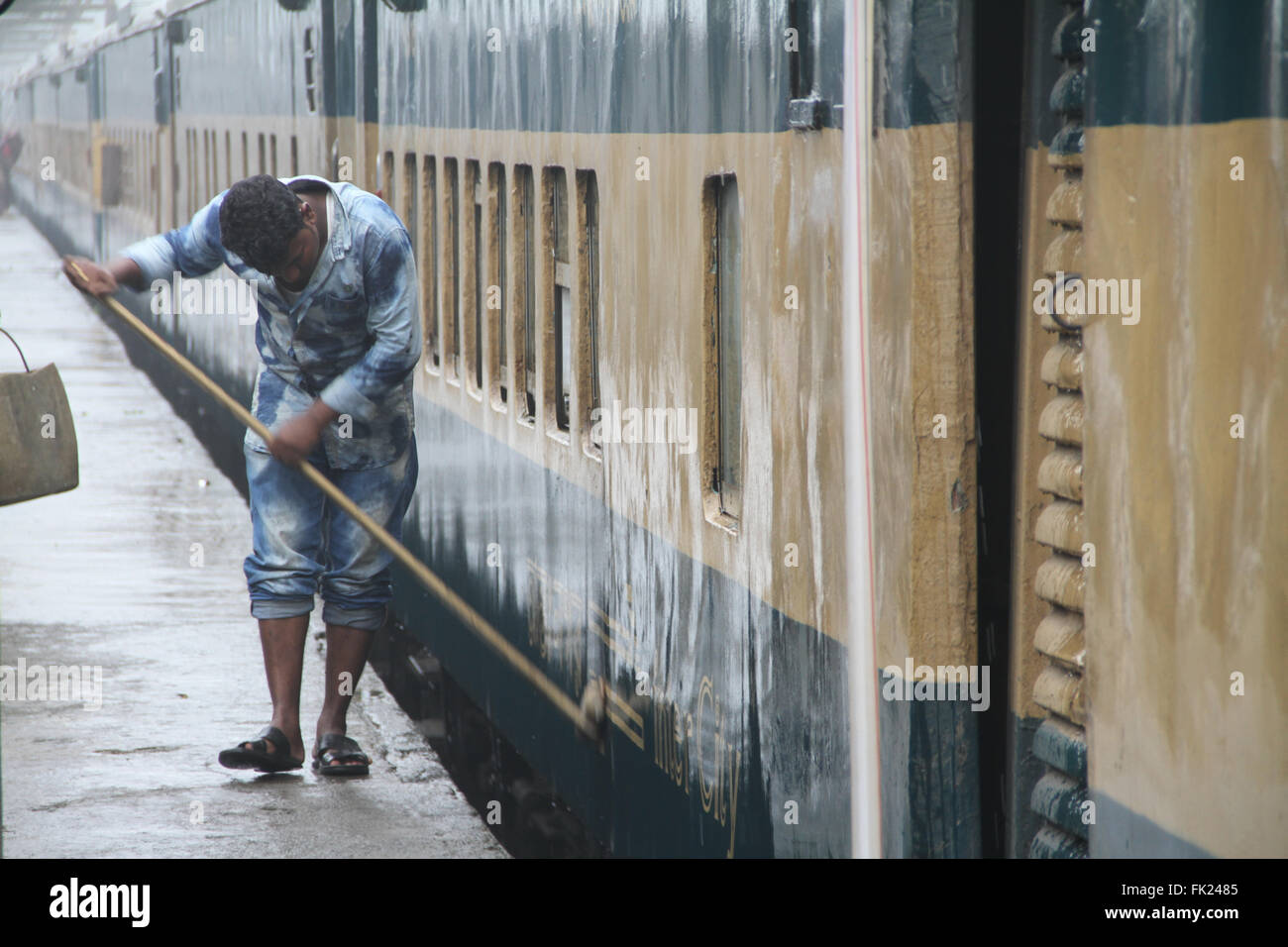 Dhaka, Bangladesch. 5. März 2016. Eisenbahn-Reiniger arbeitet bei einem Eisenbahn-Workshop in Dhaka, Bangladesch am 5. März 2016. Bangladesh Railway (BR) beginnen, werden 150 Indonesisch gefertigte Edelstahl-Trainer seine Flotte ab diesem Monat im Rahmen der Modernisierung, die deutlich die Krise von Drehgestellen und bringen Dynamik in die Eisenbahn-Abteilung, sagten Beamte vor kurzem. Bildnachweis: Rehman Asad/Alamy Live-Nachrichten Stockfoto