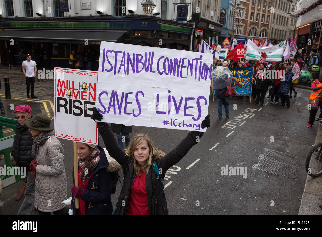 London, UK. 5. März 2016. Kit Powney IC Änderung UK hält ein Schild mit der Aufschrift, dass "Istanbul Convention rettet Leben" auf die "Millionen Frauen Rise" gegen häusliche Gewalt marschieren. Bildnachweis: Mark Kerrison/Alamy Live-Nachrichten Stockfoto
