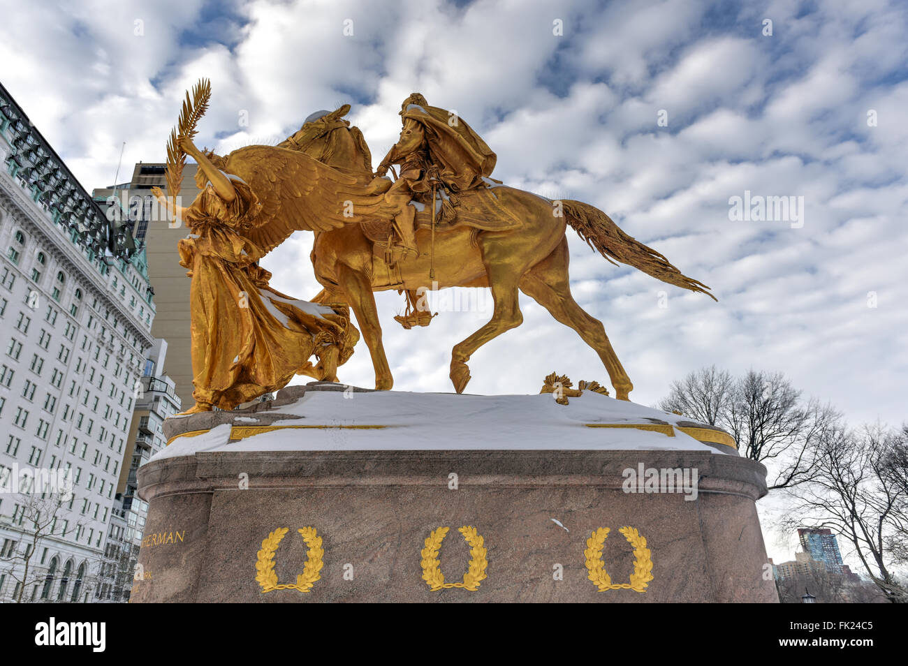 William Sherman Denkmal in New York City an der Ecke Central Park South von Augustus Saint-Gaudens im Winter. William Sherm Stockfoto