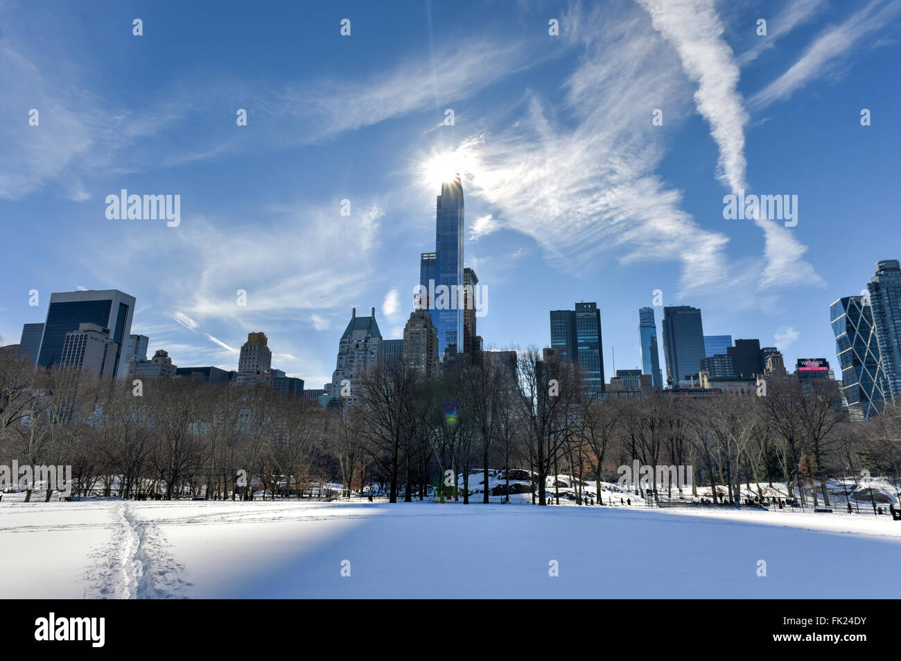 Hochhäuser entlang der südlichen Central Park in New York City in einem verschneiten Winter. Stockfoto