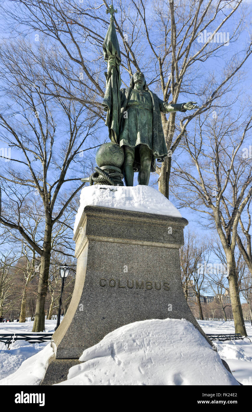 Statue von Christopher Columbus in Central Park in New York City, aus dem Jahre 1892 im Winter. Stockfoto
