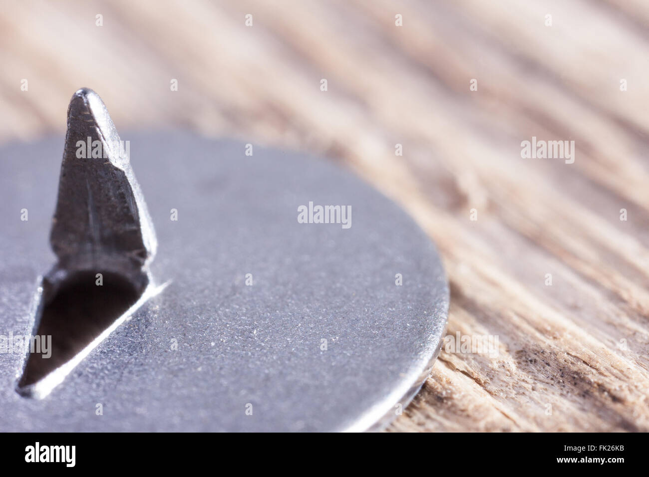 zusätzliche Makro Bild der Runde Metall-Pin Stockfoto