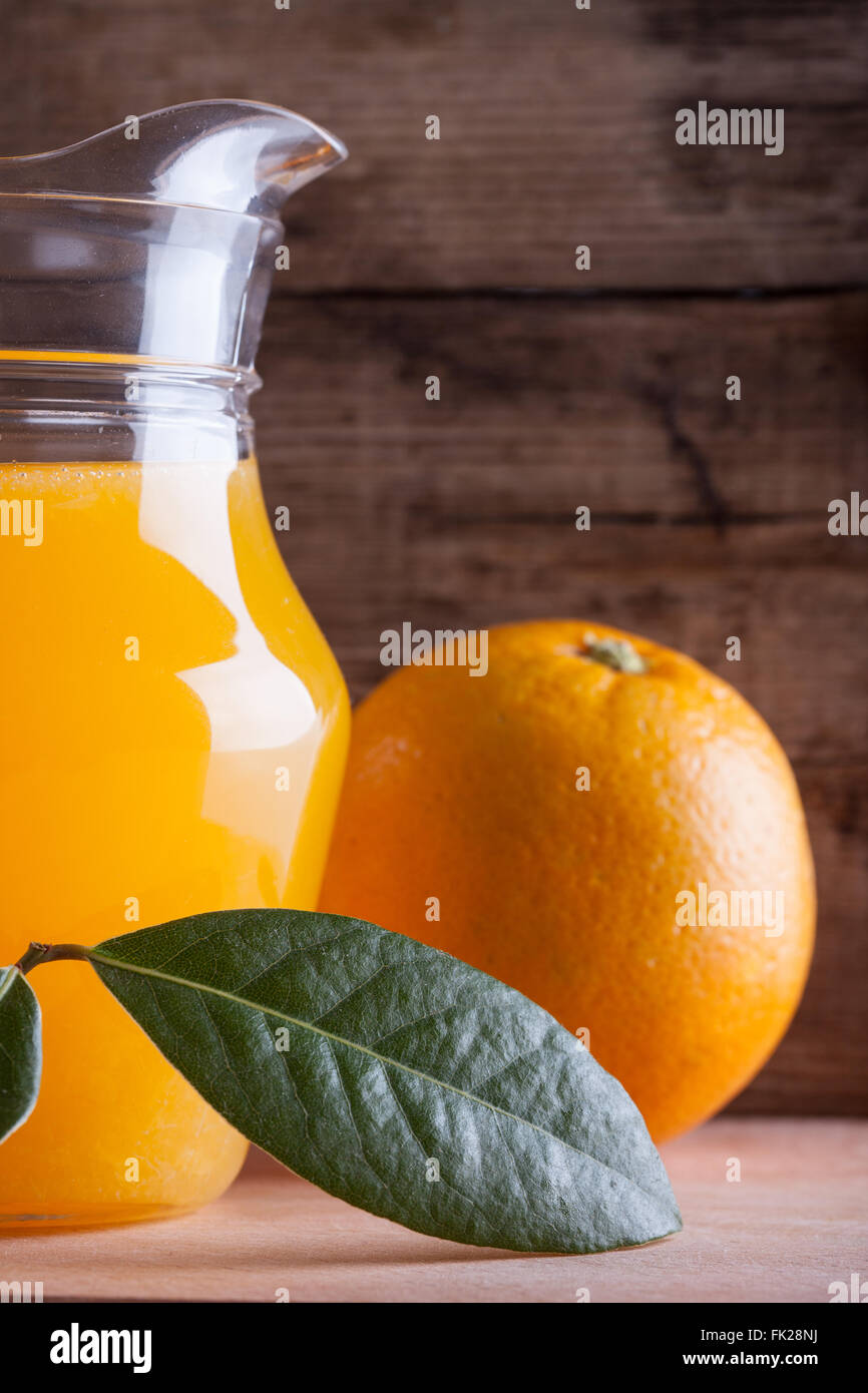 Orange und Orangensaft in einen Krug auf den Tisch-closeup Stockfoto
