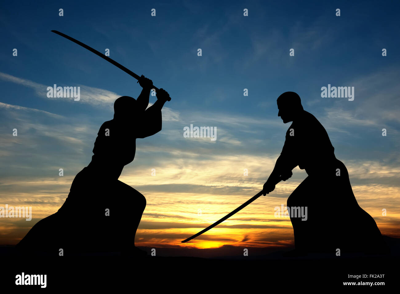 Kampfkunst Schwert bekämpfen Silhouetten Abbildung auf Sonnenuntergang Hintergrund Stockfoto