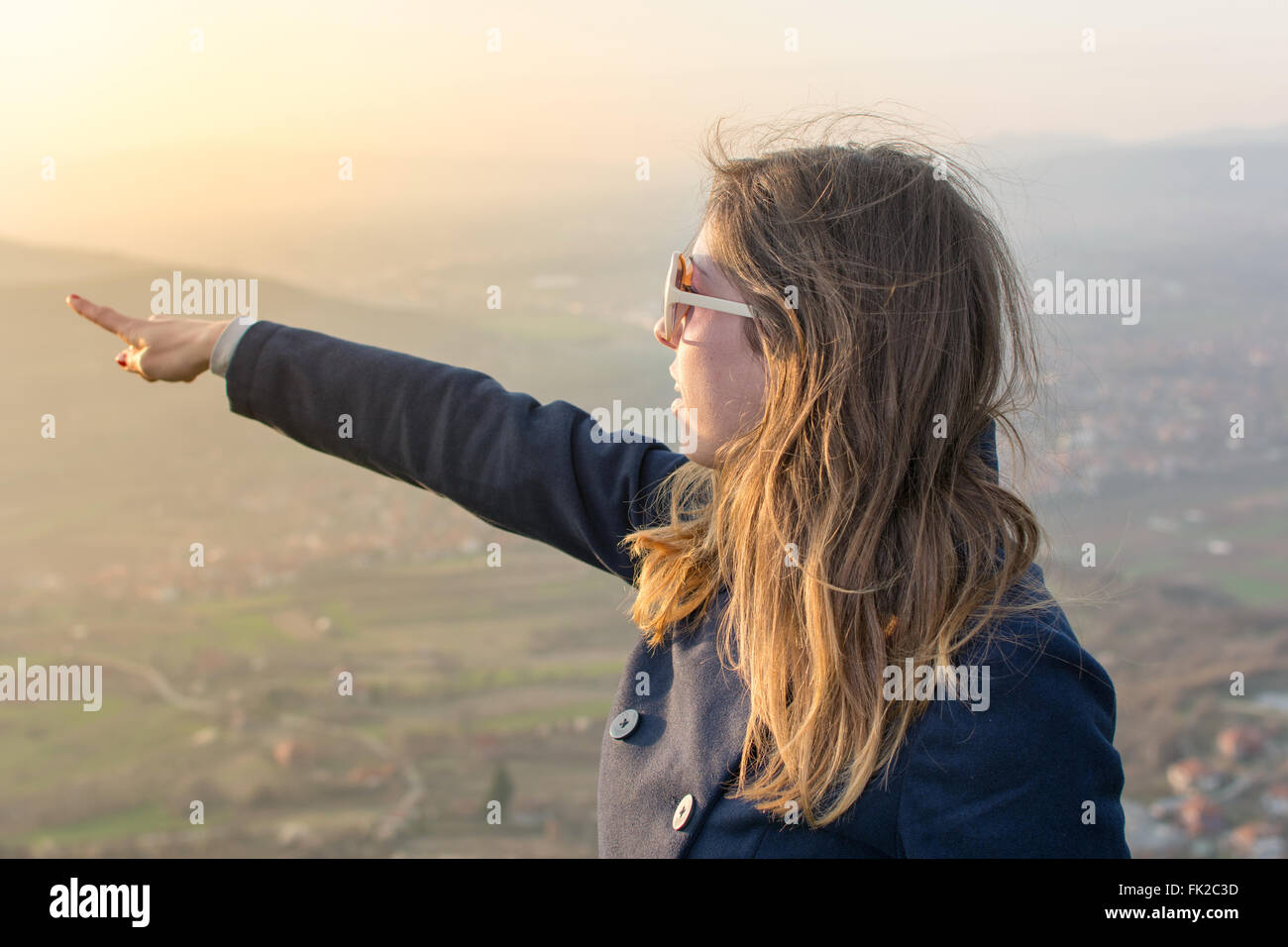 Mädchen auf der Wanderung die Aussicht von oben genießen Stockfoto