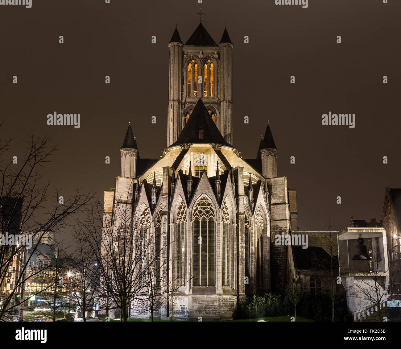 Sankt-Nikolaus Kirche im Zentrum von Gent-Stadt bei Nacht. Stockfoto