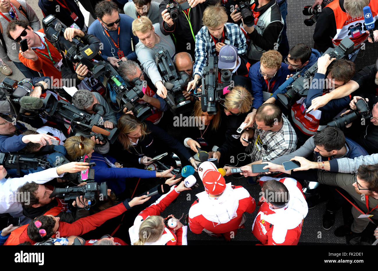 Mitglieder der Presse umgeben Sebastian Vettel, Ferrari in der Formel1 Testtage auf dem Circuit de Barcelona-Catalunya, Spanien vom 22. Februar bis 25. 2016 Stockfoto