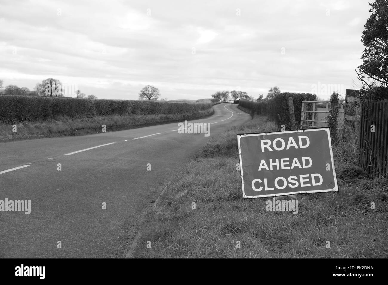 Vorne Zeichen im ländlichen Somerset in der Nähe von Wedmore gesperrt. 4. März 2016 Stockfoto