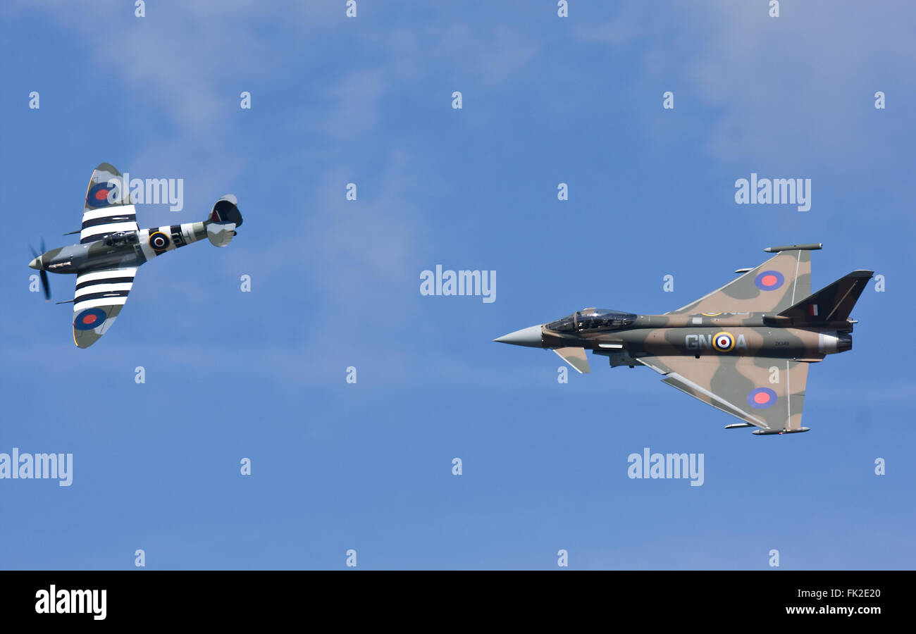 Supermarine Spitfire Mk.Vb, AB910 und Eurofighter Typhoon FGR.4 ZK349 Synchro Pair bei RAF Coningsby. Stockfoto