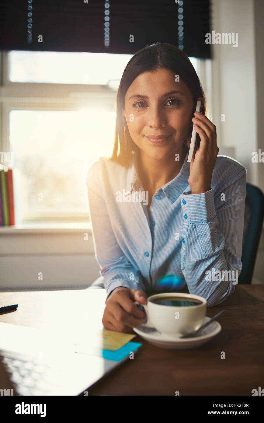 Porträt des Business-Frau am Telefon im Büro, warmes Licht Stockfoto