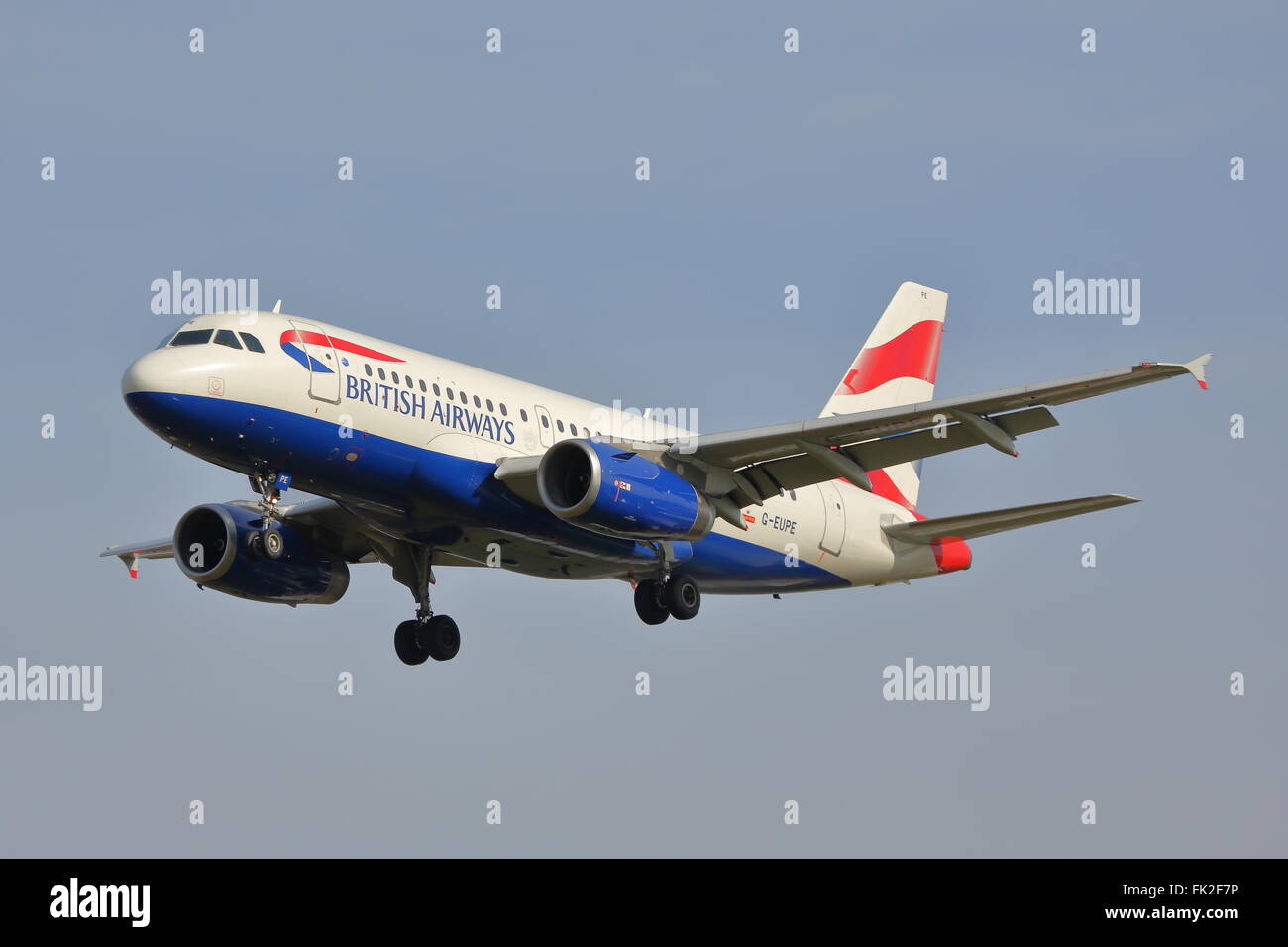 British Airways Airbus A319 G-EUPE landet auf dem Flughafen London Heathrow Stockfoto