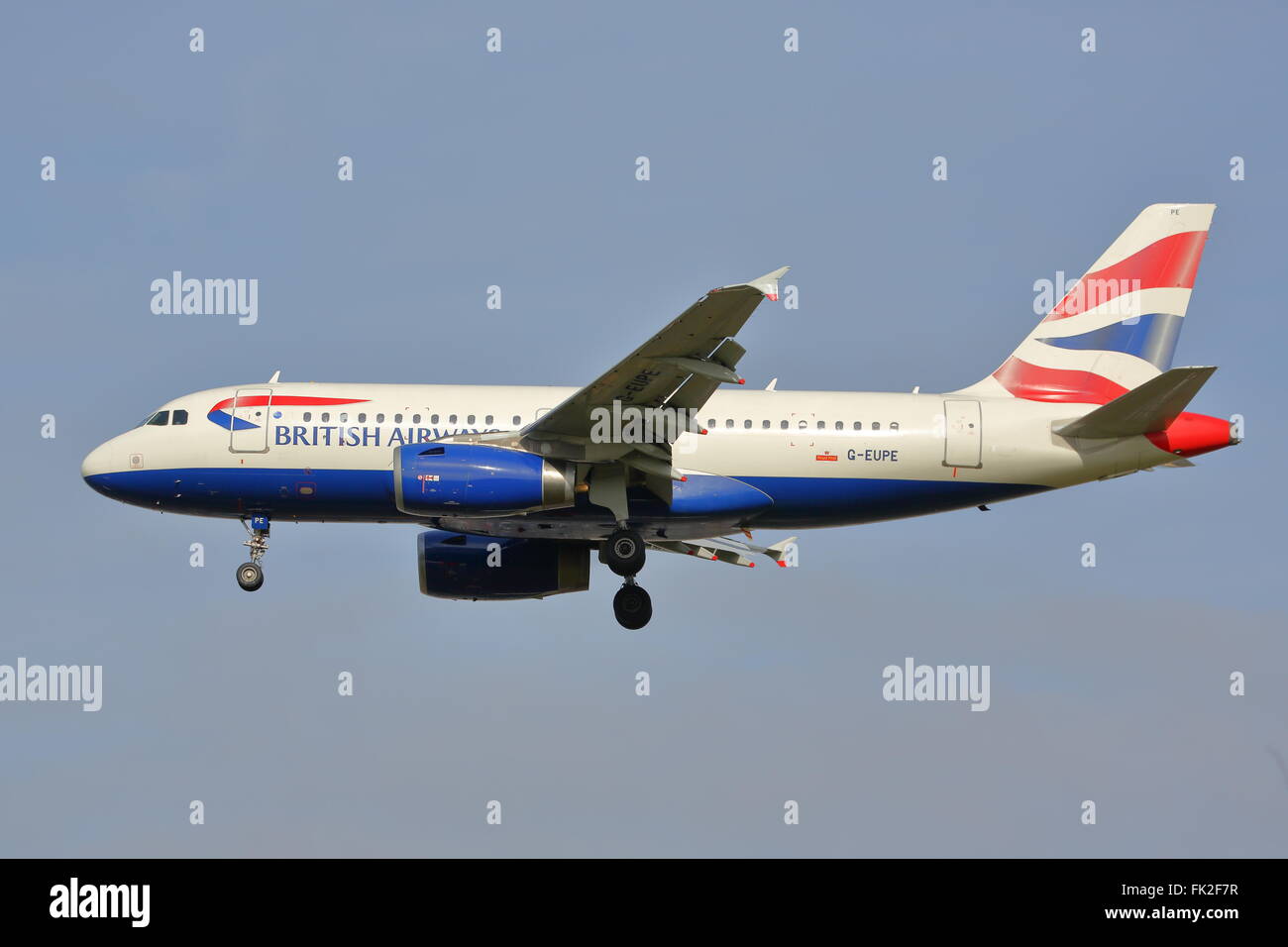 British Airways Airbus A319 G-EUPE landet auf dem Flughafen London Heathrow Stockfoto